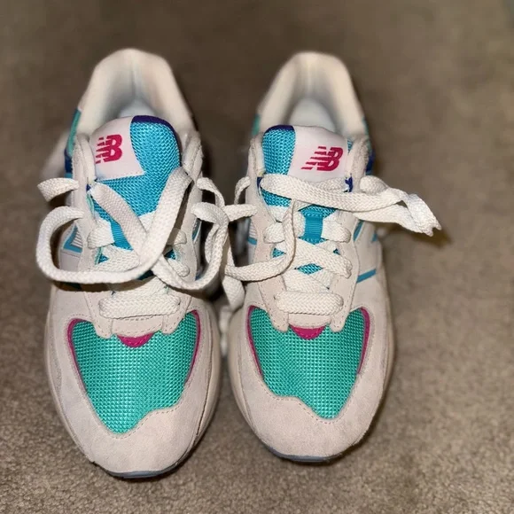 Women 57/40 New Balance Sneaker - Picture 10 of 13